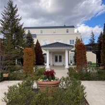 ザ・ラシュランコートの画像｜式場の入り口の庭