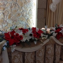 エスプリ・ド・ナチュール（Ｅｓｐｒｉｔ　ｄｅ　Ｎａｔｕｒｅ）の画像｜メインテーブル装花。クリスマスの色を意識しました。