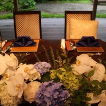 樫野倶楽部の画像｜高砂
ゲストテーブルと雰囲気を合わせつつ、ヘアセットで使用した胡蝶蘭を追加してもらいました