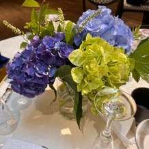 樫野倶楽部の画像｜ゲストテーブル装花
季節のお花と色のイメージで雰囲気よく飾っていただきました