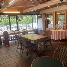 レストラン　パリサンクの画像｜１階カフェ、受付とウェルカムドリンクの提供がこちらでできる
