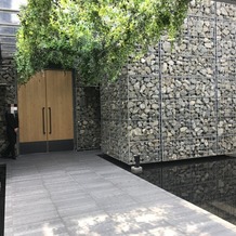 ソラ 神戸　SOLA KOBEの画像｜挙式会場の入り口で、石の壁がステキです。