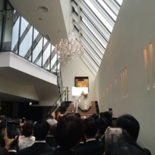 ソラ 神戸　SOLA KOBEの画像｜挙式後、新郎新婦が階段を降りてきました。シャッターチャンスです。