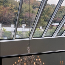 ソラ 神戸　SOLA KOBEの画像｜チャペルから披露宴会場に移動する際の窓です