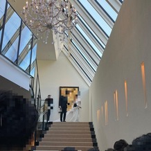 ソラ 神戸　SOLA KOBEの画像｜挙式会場から披露宴会場に向かう階段