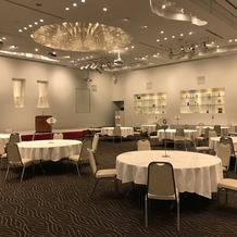 山口グランドホテルの画像｜白を基調とした広い披露宴会場です