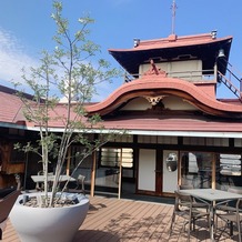FUNATSURU KYOTO KAMOGAWA RESORT （国登録有形文化財）の画像｜テラスから見た建物