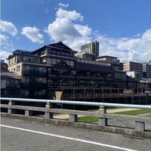FUNATSURU KYOTO KAMOGAWA RESORT （国登録有形文化財）の画像｜鴨川から見た式場全体