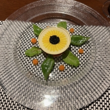 FUNATSURU KYOTO KAMOGAWA RESORT（鮒鶴京都鴨川リゾート）の画像｜試食時の前菜。ひまわりの見た目が可愛く、味も美味しいです。