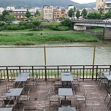 FUNATSURU KYOTO KAMOGAWA RESORT （国登録有形文化財）の画像｜鴨川が目の前に広がります。目の前の席は川床で、普段レストランとして利用することができます。