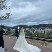 FUNATSURU KYOTO KAMOGAWA RESORT （国登録有形文化財）の画像｜当日の会場内撮影の様子です。
雨が降っていなかったのでテラスで撮影できました！