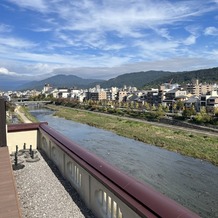 FUNATSURU KYOTO KAMOGAWA RESORT （国登録有形文化財）の画像｜挙式会場脇のテラスから