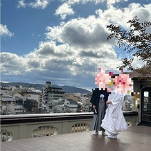 FUNATSURU KYOTO KAMOGAWA RESORT （国登録有形文化財）の画像｜屋上テラスにて。雨が降っていたのに晴れ女のメイクさんのおかげで晴天に！気持ちの良いロケーションでした