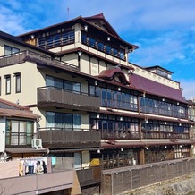 FUNATSURU KYOTO KAMOGAWA RESORT （国登録有形文化財）の画像｜鴨川の端から見た鮒鶴さんの外観