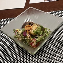 FUNATSURU KYOTO KAMOGAWA RESORT （国登録有形文化財）の画像｜伊勢海老の入った前菜でしたが、甲殻類が食べられないパートナーのためにハモに変更してくださいました。