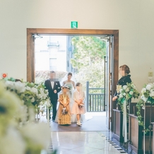 神戸迎賓館 旧西尾邸 （兵庫県指定重要有形文化財）の画像｜フラワーガールが入場し、新婦と父が後ろで待っているところです。