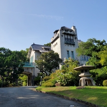 神戸迎賓館 旧西尾邸 （兵庫県指定重要有形文化財）の画像｜入り口に続く道から見える外観も素敵でした