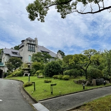 神戸迎賓館 旧西尾邸 （兵庫県指定重要有形文化財）の画像｜少し歩くと急に建物が現れます！
広い庭がとっても素敵！