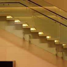コンラッド東京の画像｜披露宴会場近くの大階段