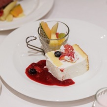 ホテル日航成田の画像｜フランベで作ったベリーソースをウェディングケーキにかけて頂きました。