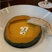IN THE SUITE（イン　ザ　スイート）の画像｜暖かいかぼちゃのスープ。周りの部分も崩しながら食べるととても美味しかったです。