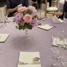 アール ベル アンジェ Ｎａｇｏｙａの画像｜今年のラッキーカラーであるラベンダーを基調としたテーブルクロスで、お花の色調も合わせてありました。