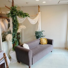 アール ベル アンジェ Ｎａｇｏｙａの画像｜サロン入り口に飾られているソファー席。たかさごのモデル