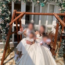 アール ベル アンジェ Ｎａｇｏｙａの画像｜会場のガーデンにあるブランコで家族写真
