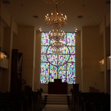 アール ベル アンジェ Ｎａｇｏｙａの画像｜ステンドグラスが反射するチャペル