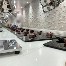 迎賓館ヴィクトリア高岡の画像｜オープンキッチンで出来上がった料理が並べられた光景は迫力があります