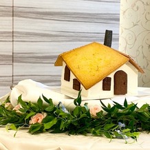 ホテルエピナール那須／那須高原　森のチャペルの画像｜ゲストの方々と新郎新婦が手を加えてから完成するというウェディングケーキにしました。