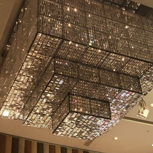 ザ・ペニンシュラ東京の画像｜豪華な天井の照明