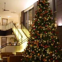 ラヴィマーナ神戸（ＲＡＶＩＭＡＮＡ　ＫＯＢＥ）の画像｜エントランス付近はクリスマスにはツリーが飾られていました。