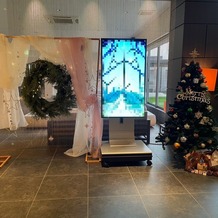 ラヴィマーナ神戸（ＲＡＶＩＭＡＮＡ　ＫＯＢＥ）の画像｜式場入ってすぐ。時期的にロビーはクリスマスの装飾でした。