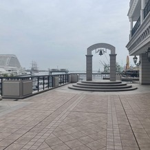 ホテル ラ・スイート神戸ハーバーランド　（ＨＯＴＥＬ　ＬＡ　ＳＵＩＴＥ　ＫＯＢＥ　ＨＡＲＢＯＲＬＡＮＤ）の画像｜チャペル横の開放感のあるテラスは港を一望できます。