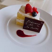ホテル ラ・スイート神戸ハーバーランド　（ＨＯＴＥＬ　ＬＡ　ＳＵＩＴＥ　ＫＯＢＥ　ＨＡＲＢＯＲＬＡＮＤ）の画像｜メッセージプレート付きのケーキ