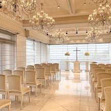 ホテル ラ・スイート神戸ハーバーランド　（ＨＯＴＥＬ　ＬＡ　ＳＵＩＴＥ　ＫＯＢＥ　ＨＡＲＢＯＲＬＡＮＤ）の画像｜真っ白なチャペル！シャンデリアが豪華です。