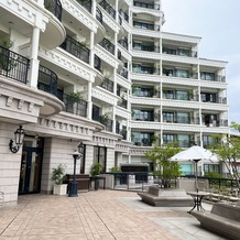 ホテル ラ・スイート神戸ハーバーランド　（ＨＯＴＥＬ　ＬＡ　ＳＵＩＴＥ　ＫＯＢＥ　ＨＡＲＢＯＲＬＡＮＤ）の画像｜チャペル横のガーデン、ここでフラワーシャワーと記念撮影。