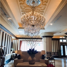 ホテル ラ・スイート神戸ハーバーランド　（ＨＯＴＥＬ　ＬＡ　ＳＵＩＴＥ　ＫＯＢＥ　ＨＡＲＢＯＲＬＡＮＤ）の画像｜ロビーの巨大シャンデリア！