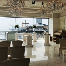ホテル ラ・スイート神戸ハーバーランド　（ＨＯＴＥＬ　ＬＡ　ＳＵＩＴＥ　ＫＯＢＥ　ＨＡＲＢＯＲＬＡＮＤ）の画像｜チャペルからモザイクが見えて神戸らしい！