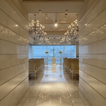 ホテル ラ・スイート神戸ハーバーランド　（ＨＯＴＥＬ　ＬＡ　ＳＵＩＴＥ　ＫＯＢＥ　ＨＡＲＢＯＲＬＡＮＤ）の画像｜真っ白！見学時は雨でしたが、それでもかなり明るいです。お花次第でイメージはだいぶ変えられるそうです。