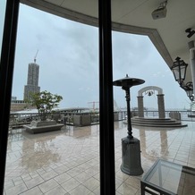 ホテル ラ・スイート神戸ハーバーランド　（ＨＯＴＥＬ　ＬＡ　ＳＵＩＴＥ　ＫＯＢＥ　ＨＡＲＢＯＲＬＡＮＤ）の画像｜チャペルから出てすぐのバルコニーです。晴れていれば出られます。