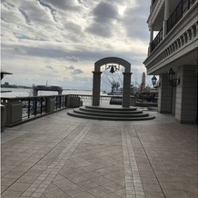 ホテル ラ・スイート神戸ハーバーランド　（ＨＯＴＥＬ　ＬＡ　ＳＵＩＴＥ　ＫＯＢＥ　ＨＡＲＢＯＲＬＡＮＤ）の画像｜披露宴会場から外に出られるスペース