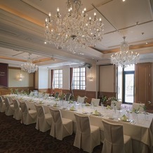 ホテル ラ・スイート神戸ハーバーランド　（ＨＯＴＥＬ　ＬＡ　ＳＵＩＴＥ　ＫＯＢＥ　ＨＡＲＢＯＲＬＡＮＤ）の画像｜横並びのテーブルの真ん中に新郎新婦が座りました。
