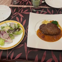 Ｂｉｓｔｒｏ　ｄｅ　Ｒｅｖｅ（ビストロ・ドゥ・レヴ）の画像｜和牛ステーキとサラダ