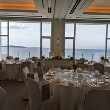 オテルグレージュ（HOTEL GREGES）の画像｜海が見える披露宴会場。床もシンプルな絨毯でコーディネートしやすい。