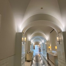 オテルグレージュ（HOTEL GREGES）の画像｜エントランスから控室までの通路