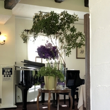 レストラン　シェ・コーベの画像｜大きなお花とグランドピアノがあります。