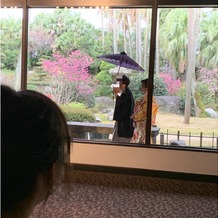 奄美の里 サウスヴィラガーデンの画像｜新郎、新婦が中庭から歩いて出てきた写真