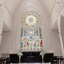 ローズガーデン／ロイヤルグレース大聖堂の画像｜ステンドグラスが美しい挙式会場